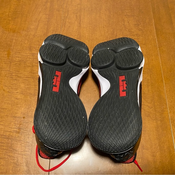 Nike BV7427-002
LeBron Witness IV - Picture 4 of 8